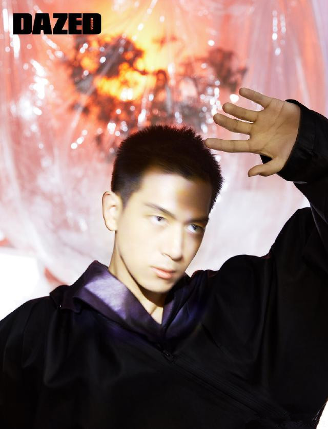 挚爱的|李现客串《挚爱的》路透照曝光，剧迷看后激动大喊：带佟年回来？