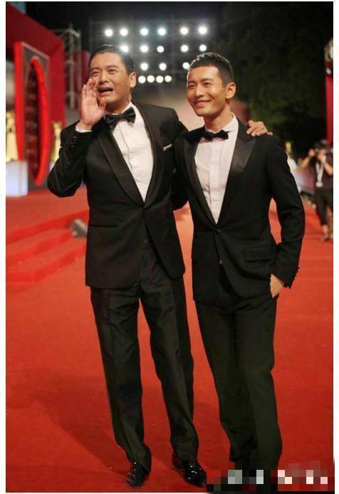 黄晓明|黄晓明穿增高鞋录节目，站1米65赵丽颖旁边显很矮，身高永远成谜