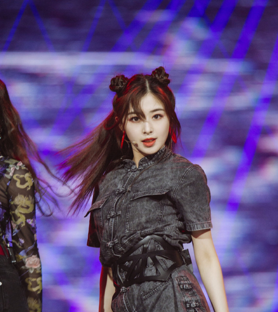 张含韵|张含韵观众喜爱度倒数第一，张含韵节目热度很高了吧，怎么会垫底