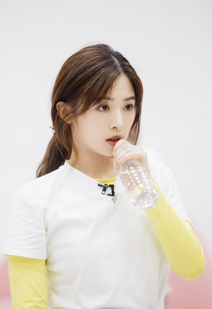 张含韵|张含韵观众喜爱度倒数第一，张含韵节目热度很高了吧，怎么会垫底