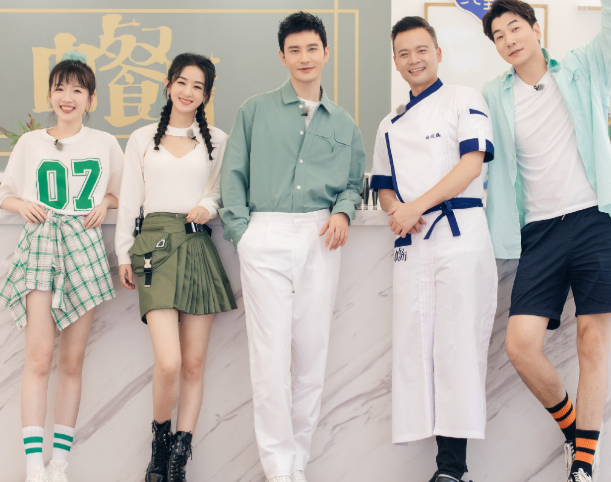 赵丽颖|《中餐厅2》上演塑料友情，全员都穿白色运动鞋，就不告诉赵丽颖