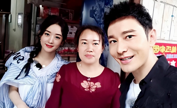 赵丽颖|《中餐厅2》上演塑料友情，全员都穿白色运动鞋，就不告诉赵丽颖