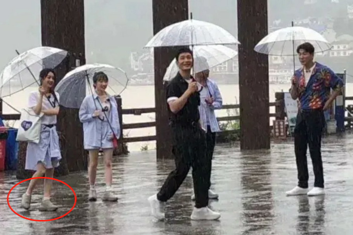 赵丽颖|《中餐厅2》上演塑料友情，全员都穿白色运动鞋，就不告诉赵丽颖