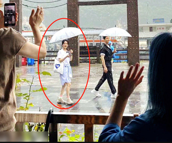 赵丽颖|《中餐厅2》上演塑料友情，全员都穿白色运动鞋，就不告诉赵丽颖