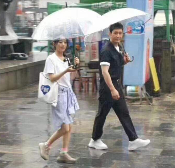 赵丽颖|《中餐厅2》上演塑料友情，全员都穿白色运动鞋，就不告诉赵丽颖