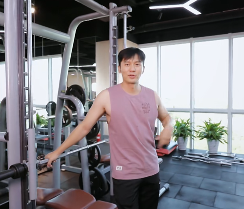 细心的网友能注意到,李晨在节目中穿了一身运动装,满身的肌肉令人很是