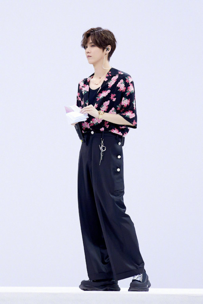 鹿晗|作为制作人的鹿晗出新歌啦 和黄子韬合作的敏感，鹿晗真的太强了