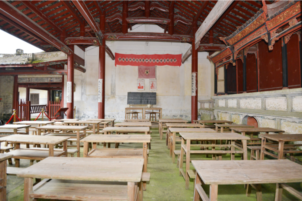 古田会议纪念馆是以古田会议会址为依托建立的专题类纪念馆,位于福建