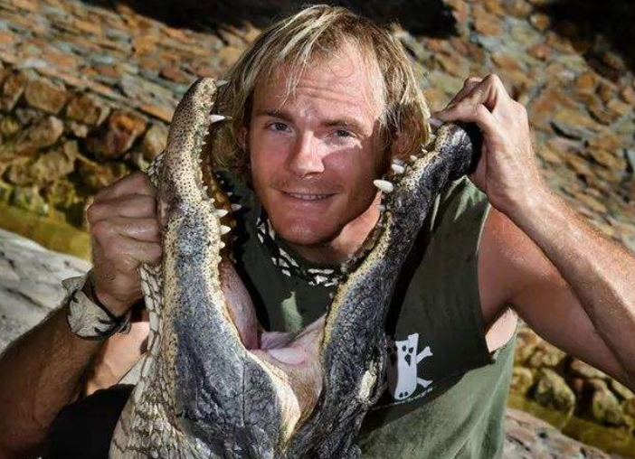 鳄鱼肚子里有什么?男子把手伸进鳄鱼嘴里掏,让人大开眼界