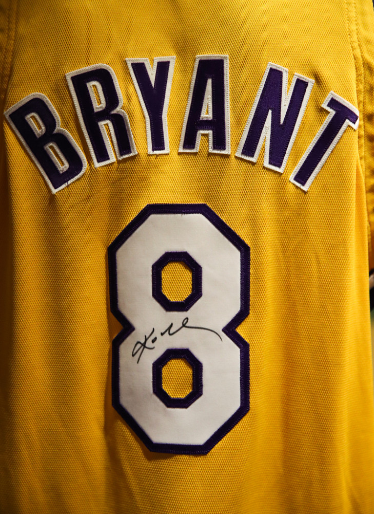 科比签名球衣球鞋金牌展出越看越泪目球迷再见曼巴