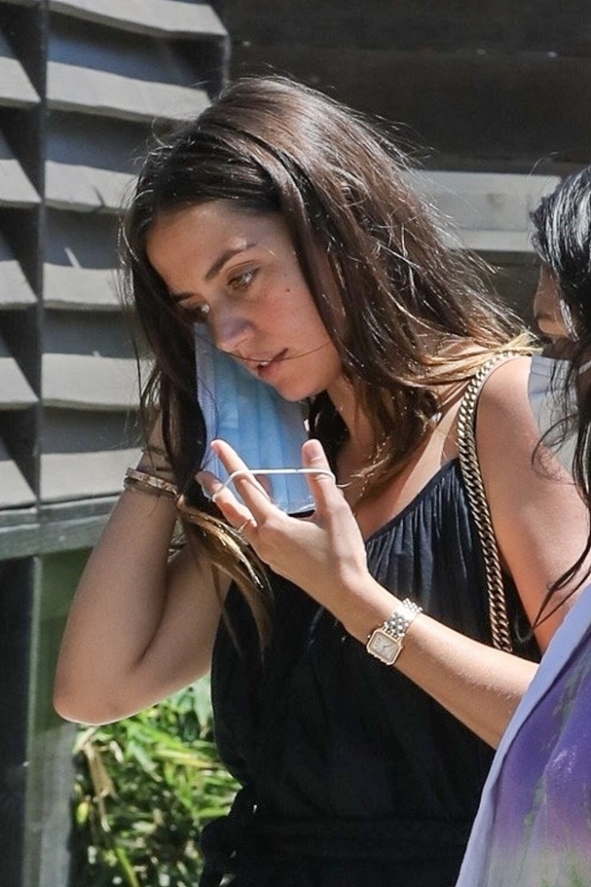 大本和小女友频繁刷脸秀恩爱,安娜黑裙秀香肩,青春洋溢颜值高_腾讯