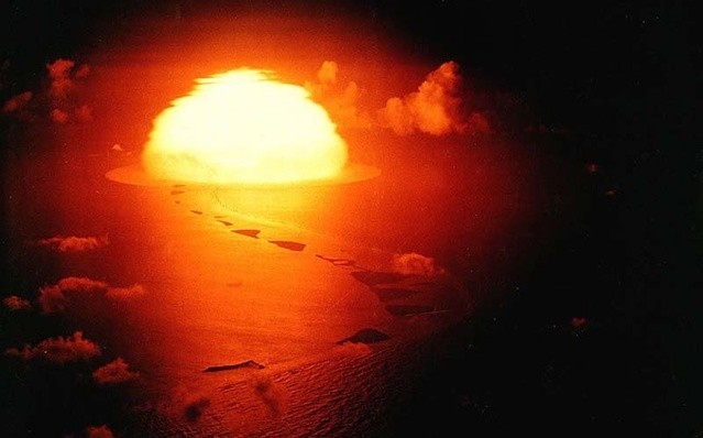 1946年7月25日,马绍尔群岛原子弹试验爆炸后,一朵巨大的蘑菇云升起.