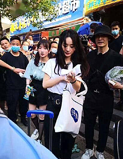 可以说是妥妥的"三无人员"了,虽然从小就有演员梦,但一直无处施展,好