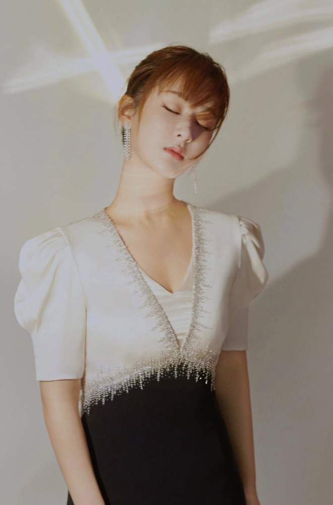 金鹰女神2020目前排名_2020年金鹰女神礼服,金色羽毛插满裙尾,但却被吐槽“(2)