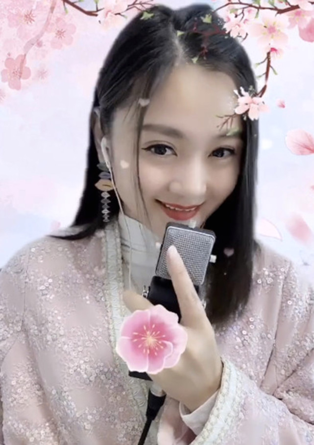 网上资料显示,陈爽是1986年出生的二人转演员,17岁的时候加入辽宁民间