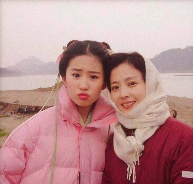 刘亦菲|本以为刘诗诗妈妈年轻，看刘亦菲妈妈近照更漂亮！胜过67岁刘晓庆