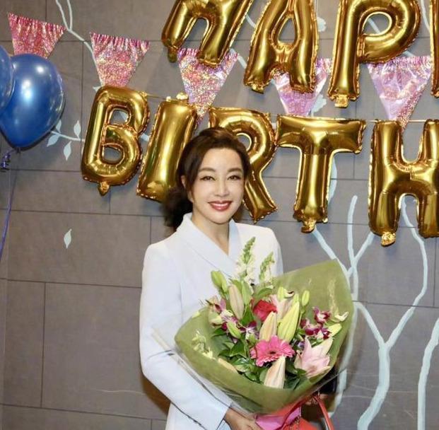 刘亦菲|本以为刘诗诗妈妈年轻，看刘亦菲妈妈近照更漂亮！胜过67岁刘晓庆