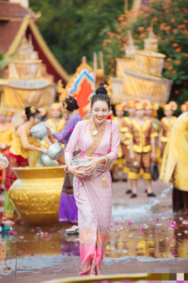 吉娜化身傣族姑娘又美又俏一颦一笑好似芙蓉娇花超惊艳