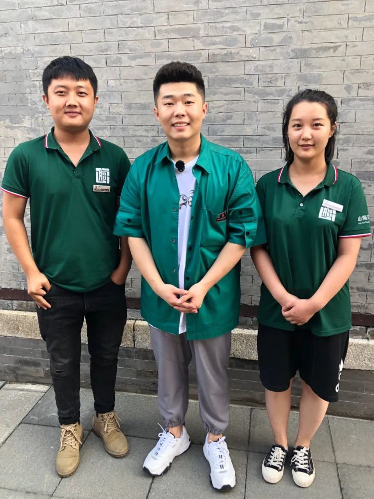 喝酒烫头的于谦老师以及岳云鹏,孟鹤堂,张鹤伦一众弟子齐聚杨柳青古镇