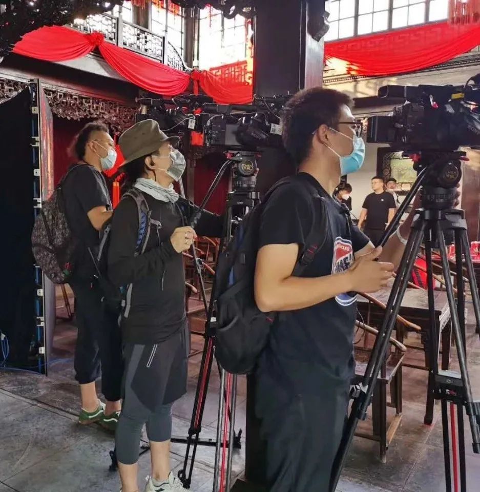 喝酒烫头的于谦老师以及岳云鹏,孟鹤堂,张鹤伦一众弟子齐聚杨柳青古镇