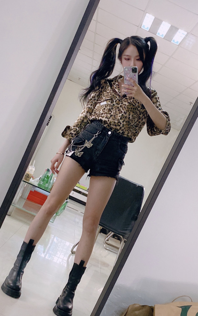 吴宣仪对镜自拍秀新鞋却被a字腿抢镜看清腿长的那刻我自闭了