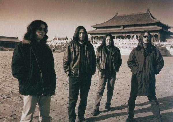 而比起老一代乐手,70年代末80年代初出生的一代年轻摇滚人,则摆脱了重