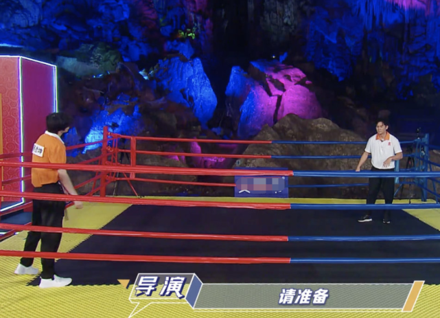 蔡徐坤李晨pk撕名牌 摄像头扫过二人手臂举动 台本有无很显然 蔡徐坤 李晨 奔跑吧兄弟