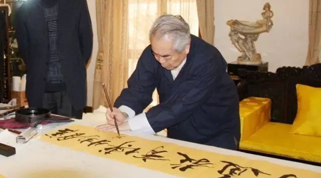 范曾|范曾写的字能称为书法吗？能登大雅之堂吗？