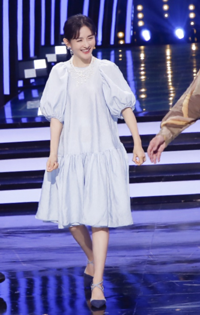 只是"洛丽塔裙"的粗腰设计,却使得谢娜穿着这裙子的时候,把身形微胖的