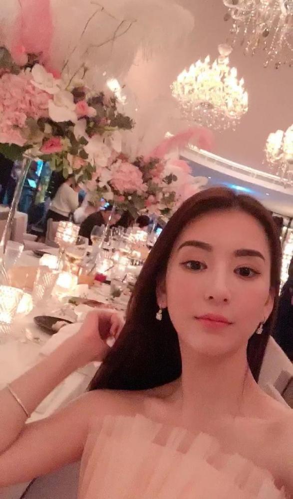 方媛|32岁方媛晒麻花辫造型，美颜后皮肤光滑似婴儿，去掉滤镜认不出