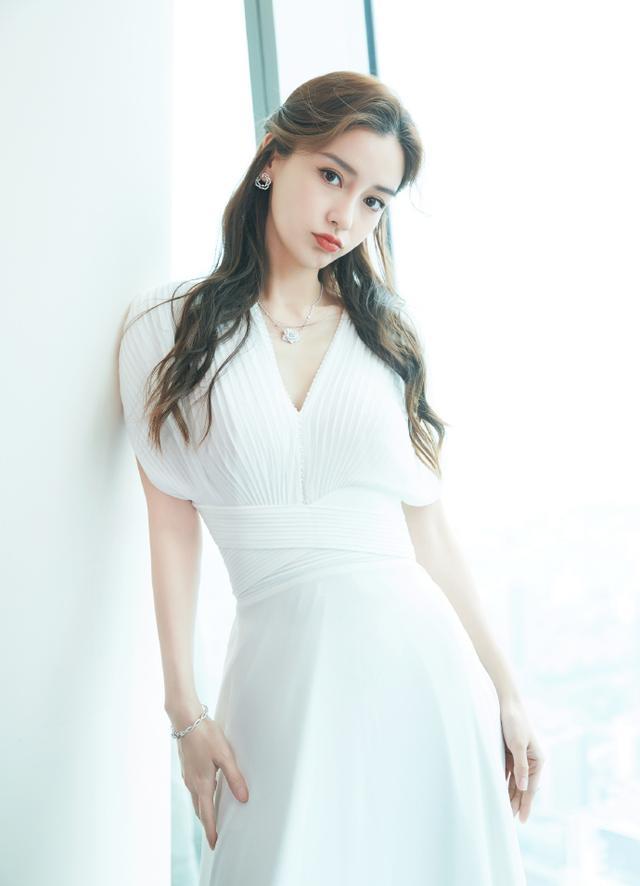 angelababy|angelababy行程取消，引部分粉丝不满 怪罪小海绵是不是太苛刻？
