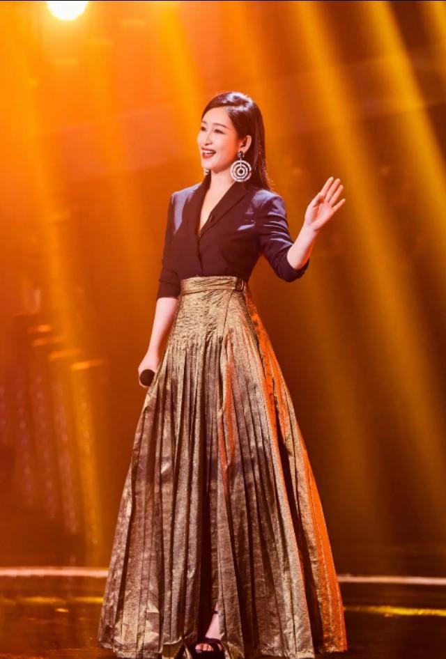 金马影后闪亮跨界舞台!撞色礼服遮掩不住童子功,蚊香耳环抢镜!