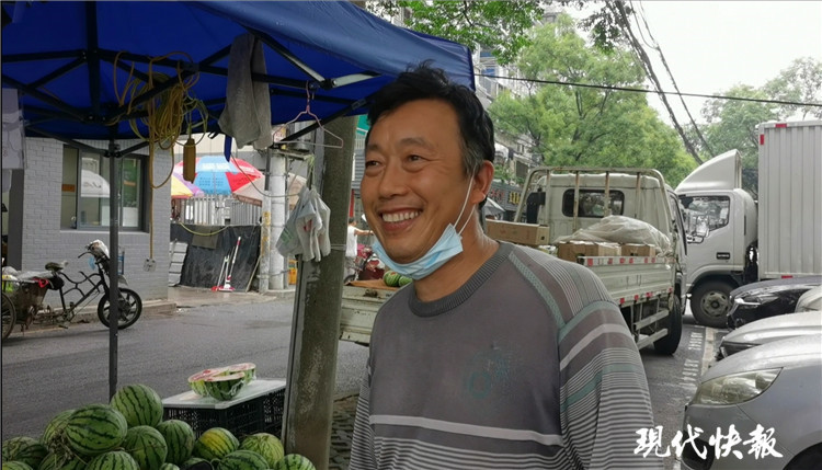 书法|南京瓜摊“书法家”：卖瓜十几年就爱写书法，曾获全国大赛一等奖