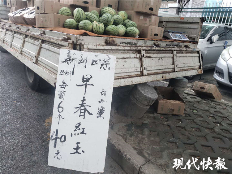 书法|南京瓜摊“书法家”：卖瓜十几年就爱写书法，曾获全国大赛一等奖