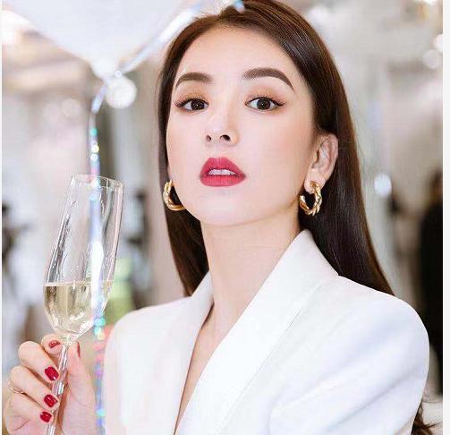 方媛|方媛晒美照引邱淑贞女儿围观，对方发文赞她好美，方媛回应很大气