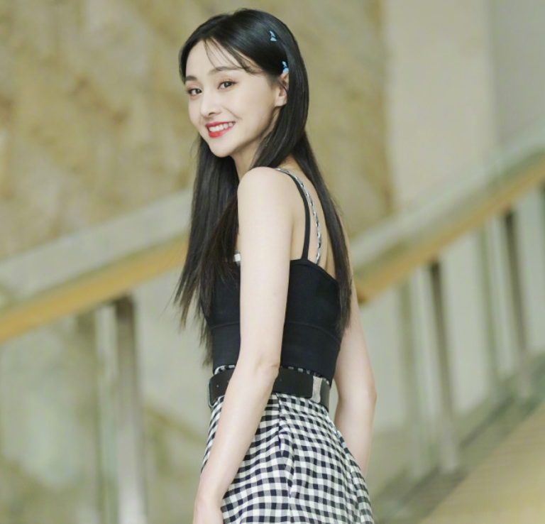 郑爽|郑爽扮演迪士尼公主，看到她生图下的腿后，不再羡慕女明星的身材了