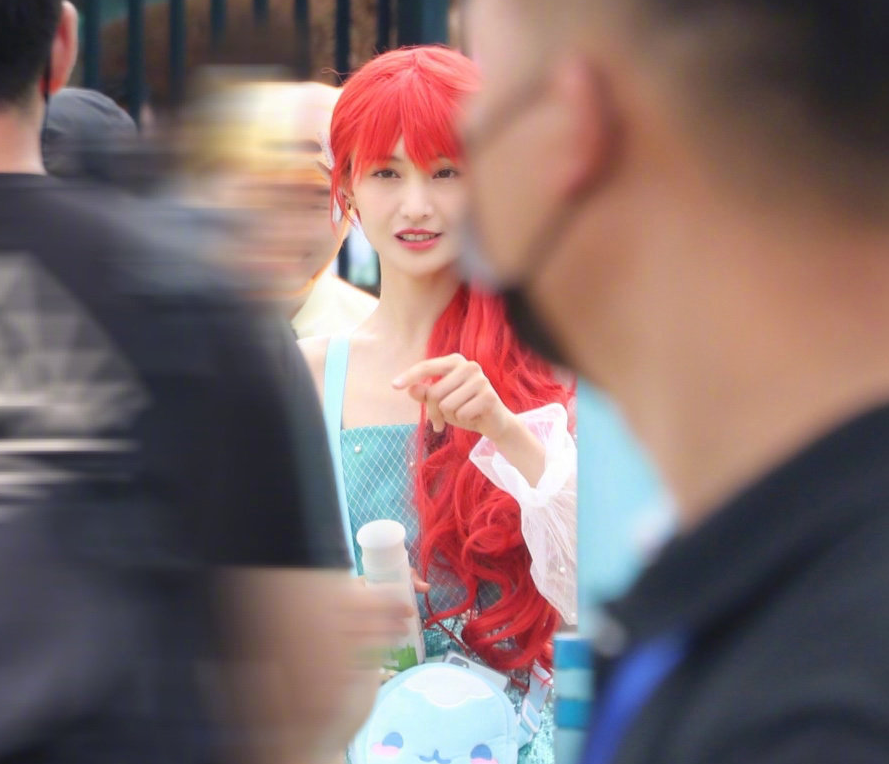 郑爽|郑爽扮演迪士尼公主，看到她生图下的腿后，不再羡慕女明星的身材了