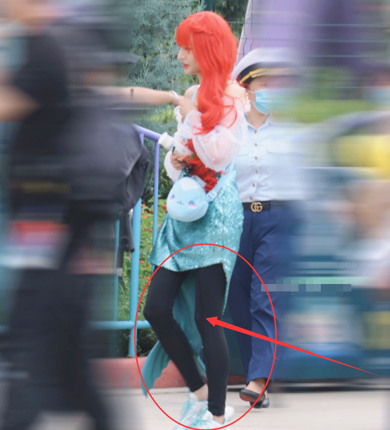 郑爽|郑爽扮演迪士尼公主，看到她生图下的腿后，不再羡慕女明星的身材了