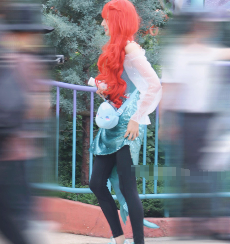 郑爽|郑爽扮演迪士尼公主，看到她生图下的腿后，不再羡慕女明星的身材了