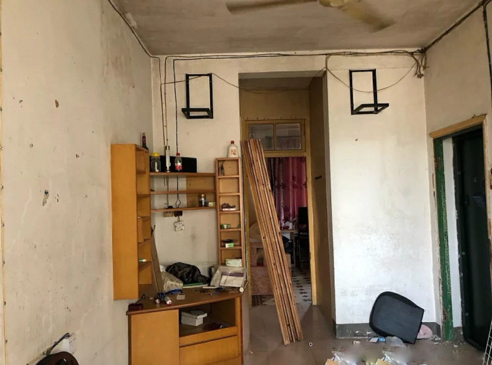 将卧室与客厅的墙体打掉,然后安装了玻璃移动门,可以增加室内一些采光