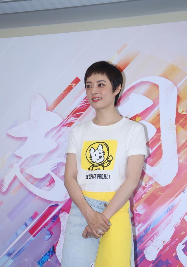 孙俪四肢纤细没赘肉,穿黄色短袖配牛仔裤,清纯十足不像中年人