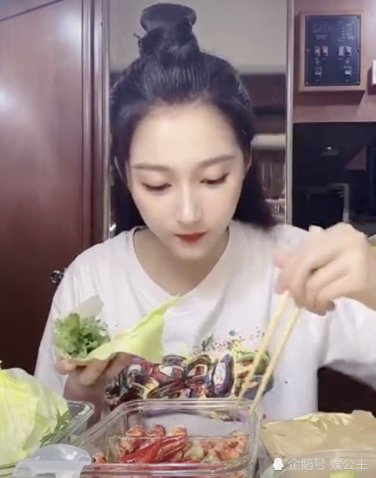 关晓彤|别傻了！关晓彤减肥餐没有效果！关晓彤又胖了，越长越像妈妈！