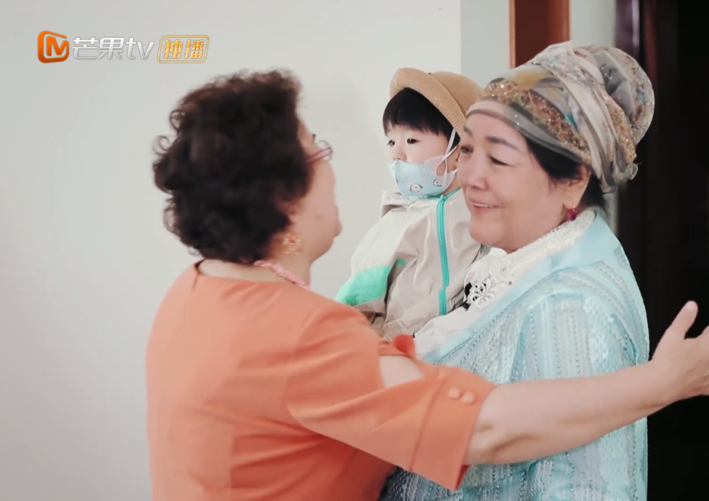 小麦妈|小麦妈带外孙出门，红衣女子意外抢镜，网友：素人颜值太高了！