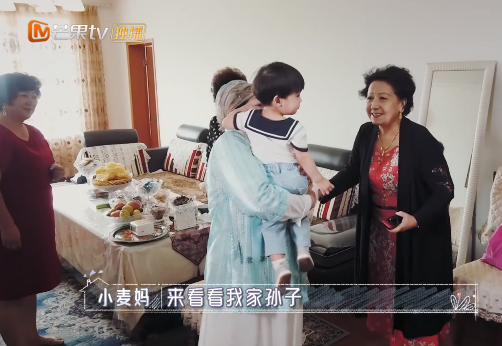 小麦妈|小麦妈带外孙出门，红衣女子意外抢镜，网友：素人颜值太高了！