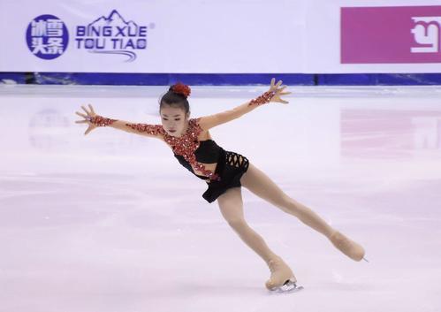 张爱君的丈夫是著名花样滑冰运动员安龙鹤,也许受到影响,她也对花滑