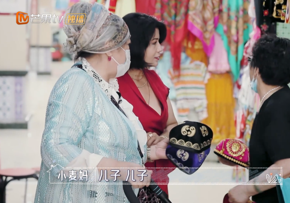 小麦妈|小麦妈带外孙出门，红衣女子意外抢镜，网友：素人颜值太高了！