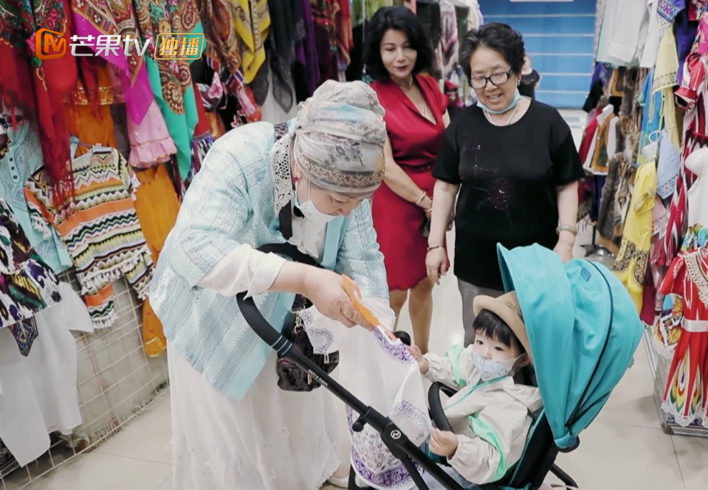 小麦妈|小麦妈带外孙出门，红衣女子意外抢镜，网友：素人颜值太高了！