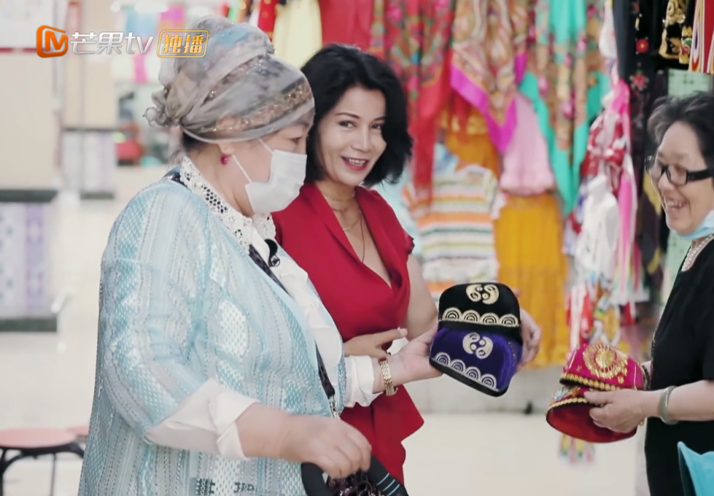 小麦妈|小麦妈带外孙出门，红衣女子意外抢镜，网友：素人颜值太高了！