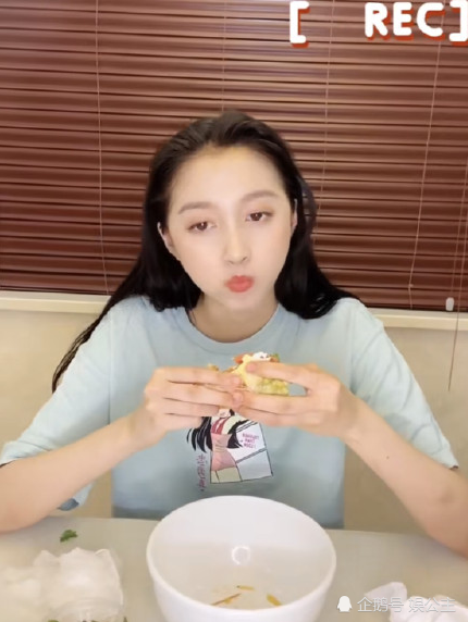 关晓彤|别傻了！关晓彤减肥餐没有效果！关晓彤又胖了，越长越像妈妈！