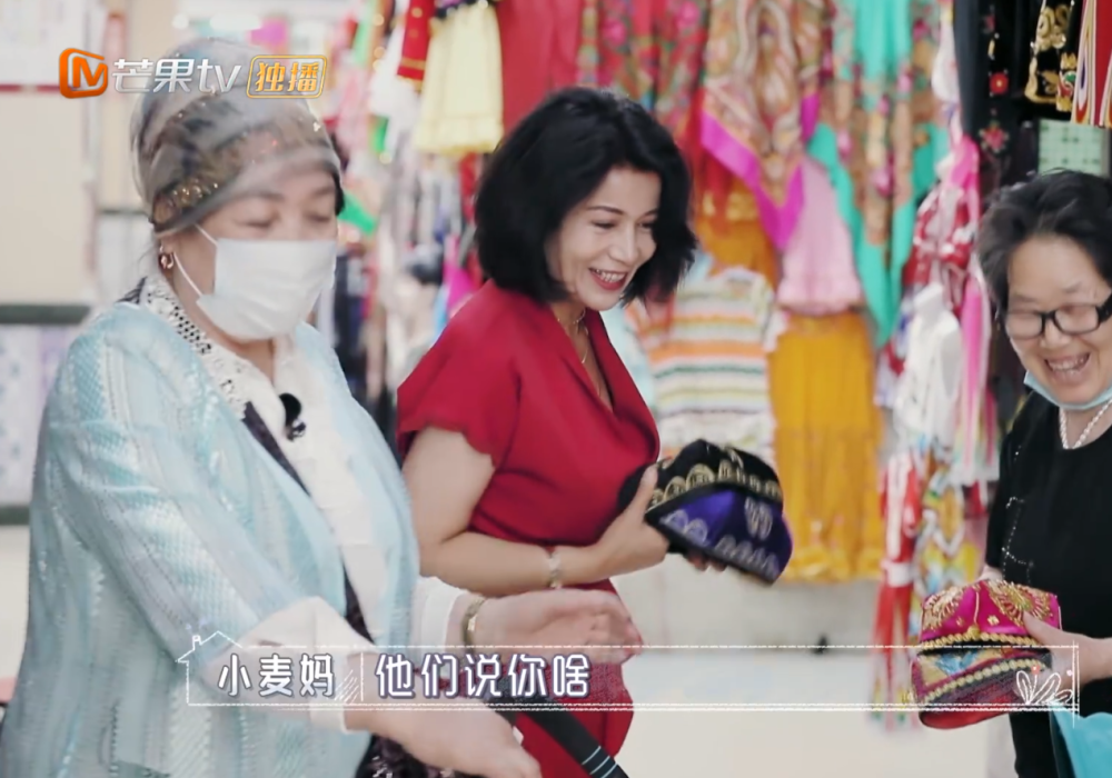 小麦妈|小麦妈带外孙出门，红衣女子意外抢镜，网友：素人颜值太高了！